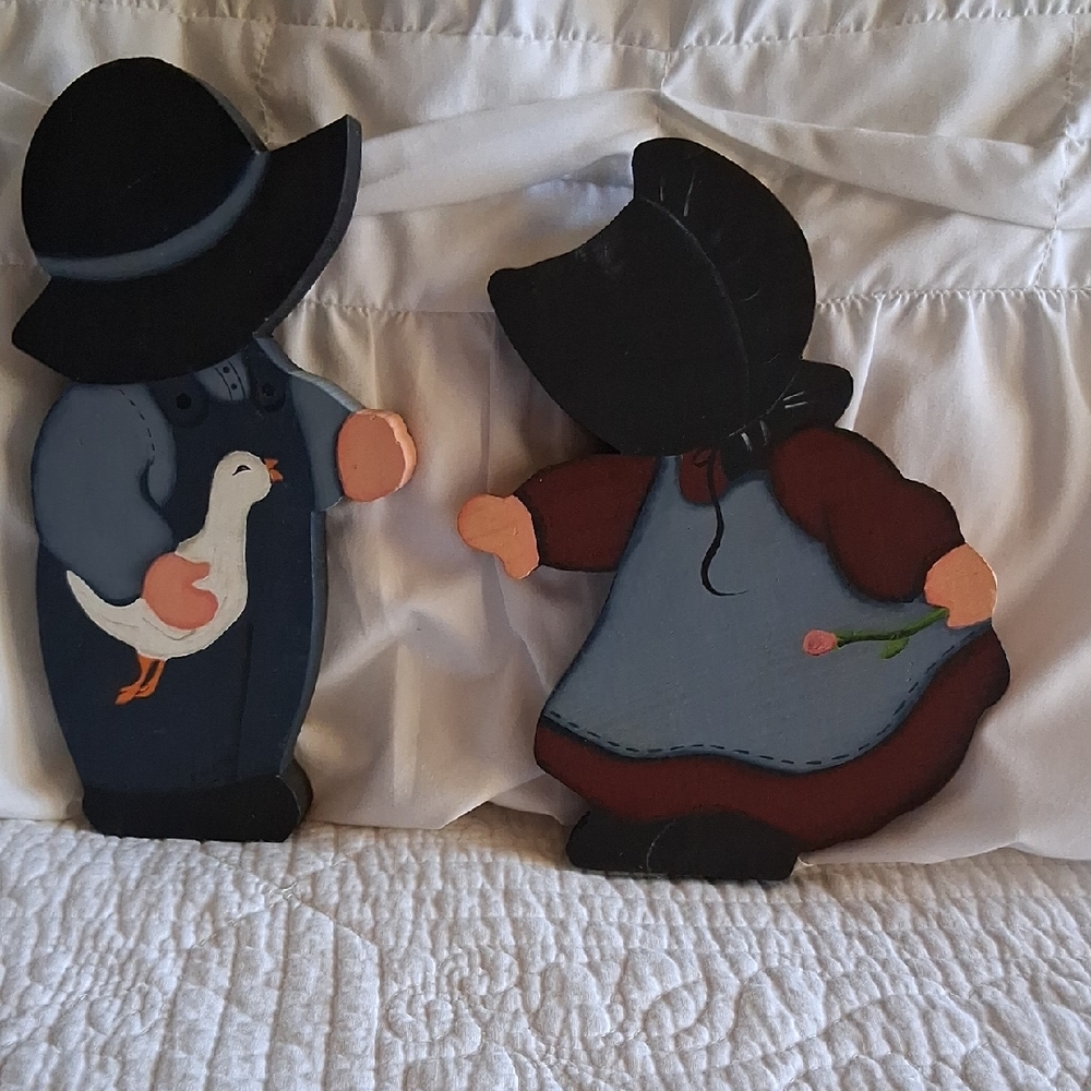 Rustic Wooden Amish Couple Decor